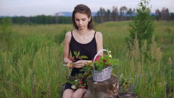 Aantrekkelijke brunette maken van een bloem arrangement van rozen. — Stockvideo