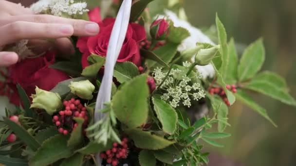 Schaffung eines Blumenarrangements aus Rosen. — Stockvideo