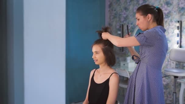 Un peluquero preparando a una novia bonita antes de la boda en una mañana — Vídeos de Stock