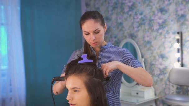 Ein professioneller Friseur bereitet morgens vor der Hochzeit eine schöne Braut vor — Stockvideo