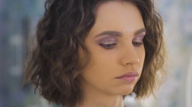 Profesyonel makyaj sanatçısı bir photoshoot için güzel bir genç yüz makyaj uygulayarak