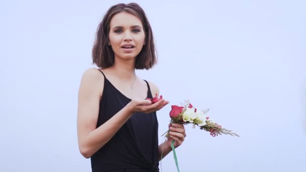 Menina bonita no vestido curto preto no campo verde . — Vídeo de Stock