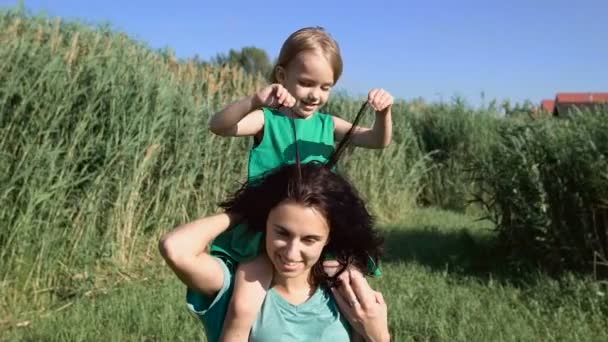 Filha feliz e mãe desfrutando ao ar livre . — Vídeo de Stock