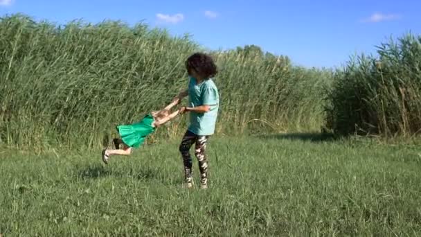 Glückliche Tochter und Mutter genießen draußen. — Stockvideo