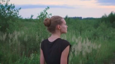 Alan bir yürüyen ilham kadın