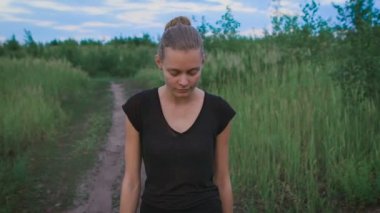 Alan bir yürüyen ilham kadın