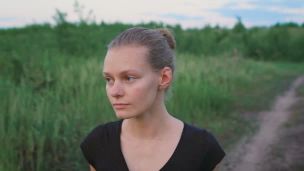 Gezicht van een geïnspireerd vrouw op een veld — Stockvideo