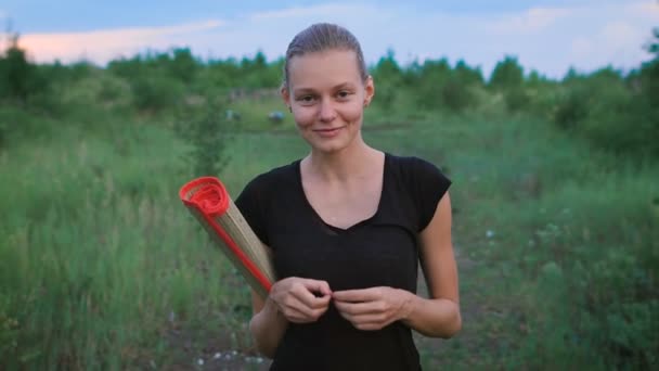 Натхненна жінка, що ходить на полі — стокове відео