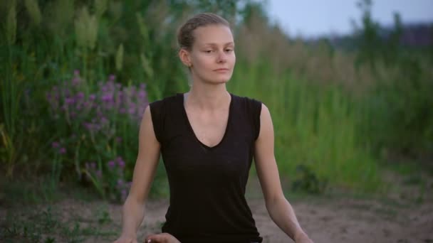 Krásná mladá dáma sedí v lotus pose — Stock video