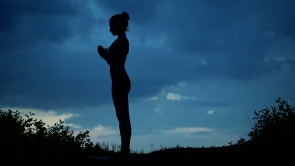 Bela jovem mulher saudável fazendo exercício de ioga — Vídeo de Stock