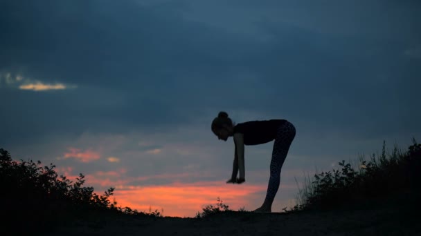 Schöne junge gesunde Frau macht Yoga-Übungen — Stockvideo