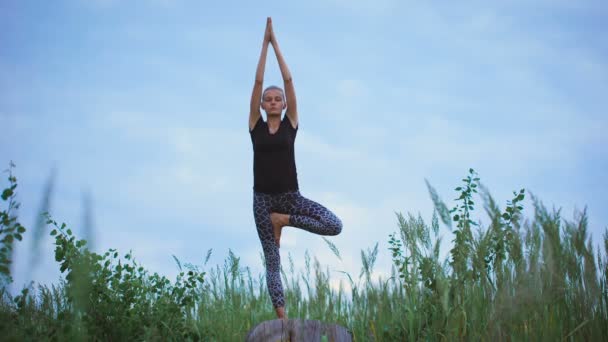 Vacker ung frisk kvinna gör yoga övning — Stockvideo