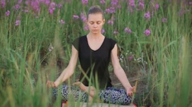 Güzel genç sağlıklı kadın Yoga egzersiz yaparak