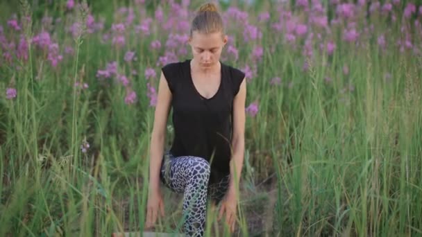 Hermosa joven mujer sana haciendo ejercicio de yoga — Vídeo de stock