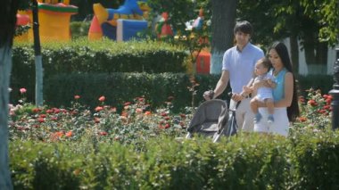 Mutlu aile yaz şehir üzerinde yürüyor.