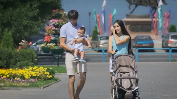 Glückliche Familienspaziergänge in der Sommerstadt. — Stockvideo