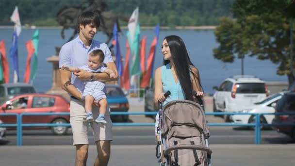 Feliz família caminha na cidade de verão . — Vídeo de Stock