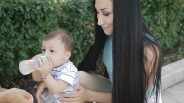 Bir parkta bankta genç aile.