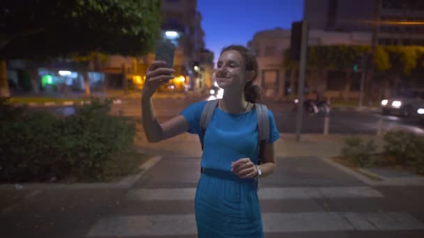 Lycklig kvinna turist tar foto bild med smartphone. — Stockvideo