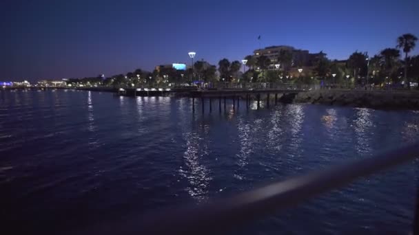 Port av limassol nattetid. Reflektion av lamporna — Stockvideo