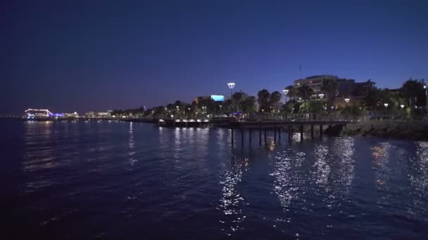 Port Limassol az éjszaka. Tükrözi a fények — Stock videók