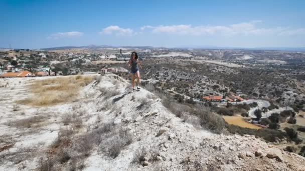 Turismo. mujer joven senderismo en las montañas con cámara GoPro — Vídeos de Stock