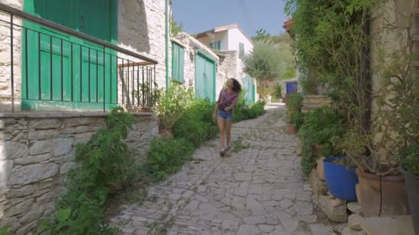 Femme gaie vagabonde avec le regard à la mode cherchant direction dans une ville étrangère pendant les vacances — Video