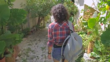Neşeli kadın avare trendy bakışla yön yabancı bir şehirde tatil sırasında arama.