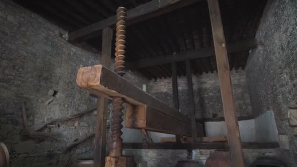 Anciennes presses à raisins pour faire du vin dans une cave — Video