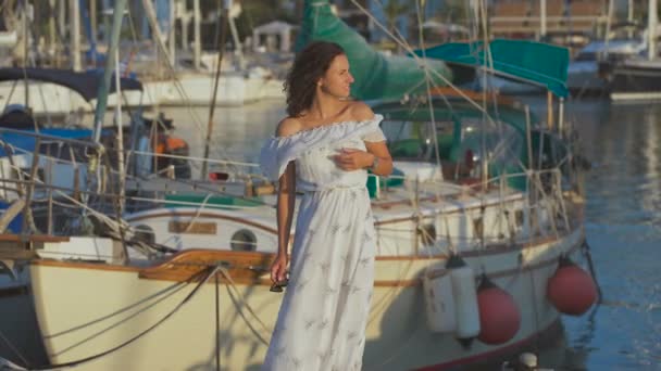 在一个夏日的码头上美丽的女人 — 图库视频影像