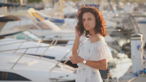 Hermosa mujer pensando en la vida en un muelle en un día de verano pensando en la vida — Vídeos de Stock