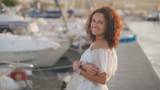 Mooie gelukkige vrouw op een pier op een zomerdag — Stockvideo
