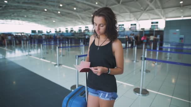 Passageiro, mulher no aeroporto, esperando seu voo verificando seu passaporte e documentos — Vídeo de Stock