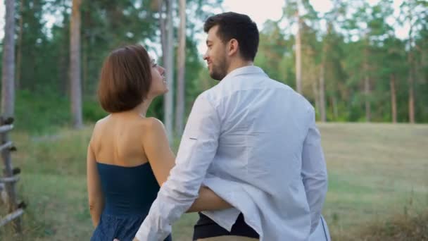 Pareja joven caminando por el bosque o el parque, no lejos de su casa . — Vídeos de Stock