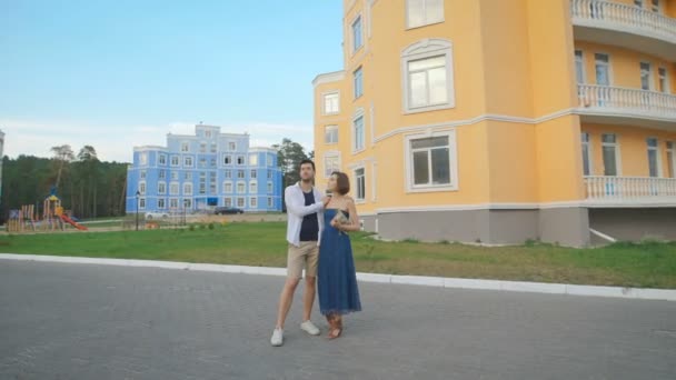 Чоловік і жінка ходять по модній житловій зоні . — стокове відео