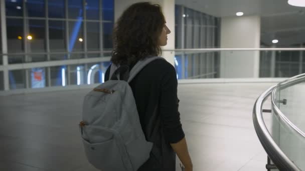 Uma jovem senhora caminhando em um aeroporto — Vídeo de Stock