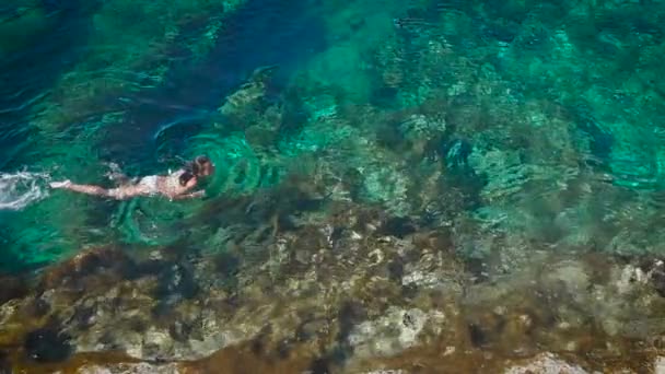 Mujer joven nadando en el hermoso mar azul en Chipre . — Vídeos de Stock