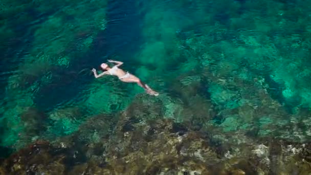 Красивая, спортивная и сексуальная женщина в воде, наслаждающаяся собой — стоковое видео