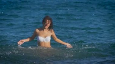 Suda oynarken güzel genç seksi bikini modeli