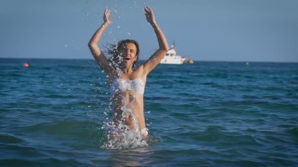 Bella giovane modella sexy bikini che gioca in acqua — Video Stock