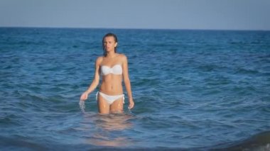 Kendini zevk beyaz bikini giyen genç güzel manken