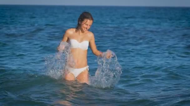 Güzel genç seksi bikini modeli ayakta deniz kenarında — Stok video