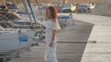 Bir güzel bayan elbise güleryüzlü büyüleyici ve walking away