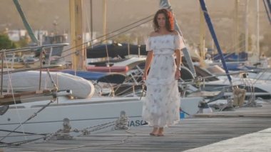 Kamera doğru geliyor elbiseli güzel bir seksi ve tutkulu kadın