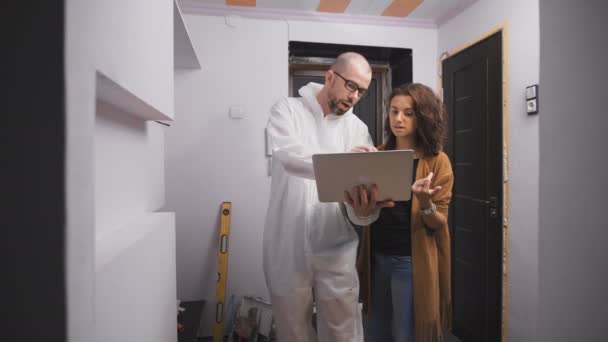 Gafas molares de trabajo profesional y una chica joven cliente, mirando los ejemplos de diseño de la pantalla del ordenador portátil . — Vídeos de Stock