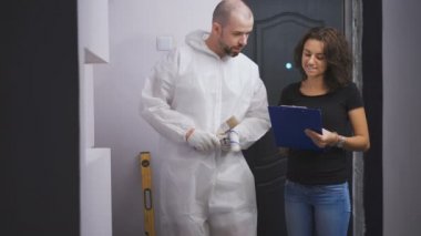 çalışan ve müşteri inşaat onarım projesinin ayrıntılarını görüşmek üzere.