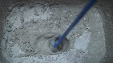 Beton Karıştırma. Eser inşaat bir elektrikli karıştırıcı kullanarak karışımı yoğurun.