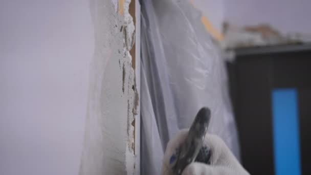 Hand coating muur van gips — Stockvideo