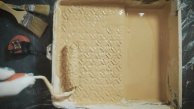 Bir rulo üzerinde özel bir tepsi toplama işçisi.