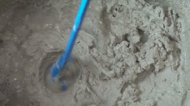 Macun kuru inşaat karışımlar ve su hazırlama süreci.
